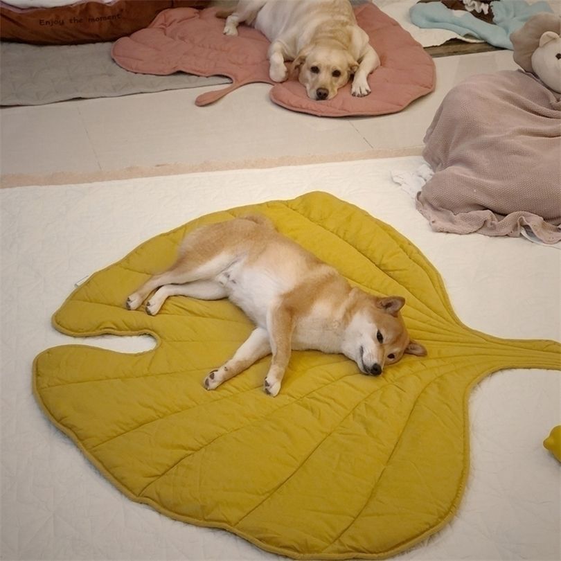 FrostLeaf™ Leaf Heart-Shaped Soft Cooling Dog Mat